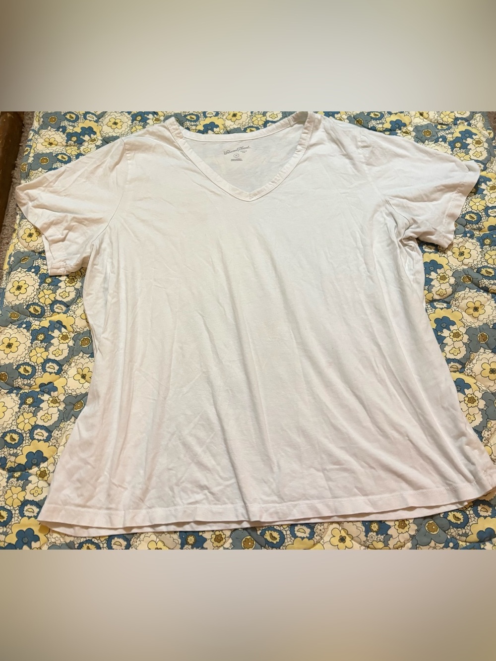 Universal Thread women’s size 2x white short sleeve v neck top